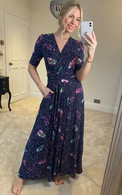 New 𧨠Jolie Moi Airis Printed Maxi π Dress, Navy Multi β 8 New 𧨠Jolie Moi Airis Printed Maxi π Dress, Navy Multi β -Alie Street Shop 10 11 2022 at 09.03.13 Sasha Joliemoi 49